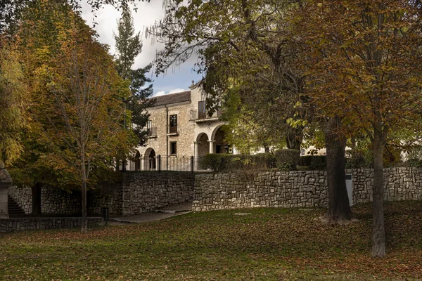 Сады и строительство святилища Девы Енара. Куэльяр. segovia Castilla la Mancha. Испания — стоковое фото