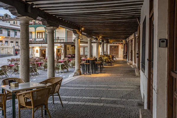 Galería y arcadas con restaurantes. plaza principal de chinchon. Comunidad de Madrid. España —  Fotos de Stock