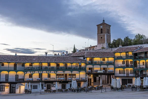 Atardecer en la plaza principal del pueblo de Chinchon considerado el más antiguo de España. Comunidad de Madrid. España —  Fotos de Stock