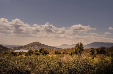 Dağlar ve göllerle dolu bir manzara. Guadarrama 'yı gördüm. Madrid halkı. İspanya.