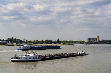 Antwerp şehrinden geçen Scheldt Nehri 'nin manzarası. Avrupa. Belçika.