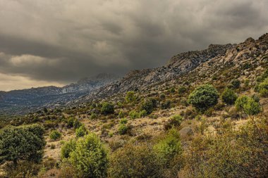 Sierra de Guadarrama üzerinde fırtına bulutları. Avrupa, İspanya, Madrid