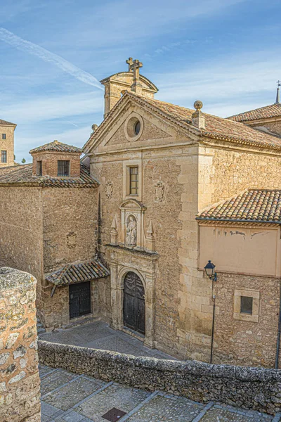 Portale del convento delle Carmelitane di stile areriano del XVII secolo. Cuenca City. Castilla la Mancha. Spagna — Foto Stock