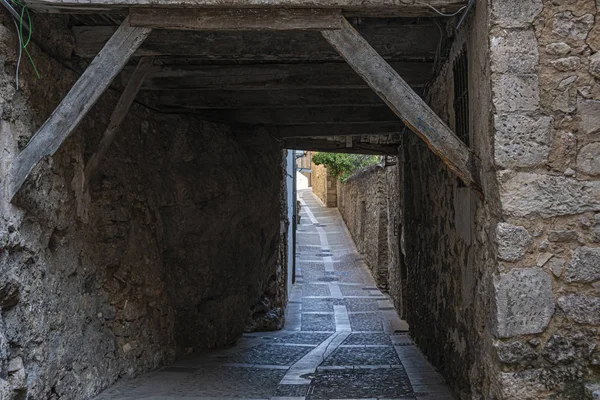 Typical medieval alley in Cuenca city. Community of Castilla la Mancha. Spain — Stock Photo, Image