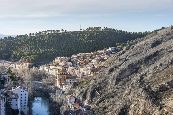 Widok na rzekę Jucar, jak przechodzi przez Cuenca. Hiszpanie europejscy — Zdjęcie stockowe