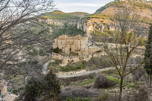 Wąwóz rzeczny Huecar i stary klasztor San Pablo. Europa Hiszpania Kastylia la Mancha Cuenca — Zdjęcie stockowe