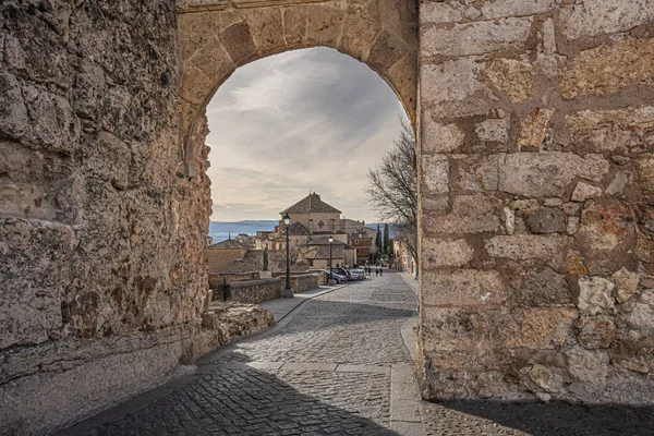 Bezudo arco uma das portas de entrada para a cidade medieval de Cuenca. Europa Espanha . — Fotografia de Stock