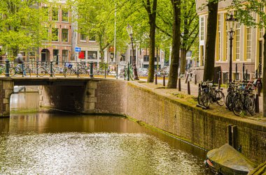 Amsterdam 'ın ticaret merkezindeki tipik bir kanal. Hollanda 'da. Avrupa