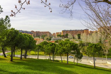 Bir halk parkı manzarası ve arka planda Tres Cantos şehrinin binaları. Madrid İspanya