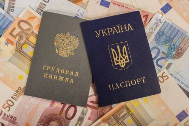 Ukraynalı pasaport ve Rus emek kitap avro yığını zemin karşı