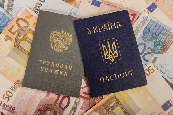 Ukraynalı pasaport ve Rus emek kitap avro yığını zemin karşı