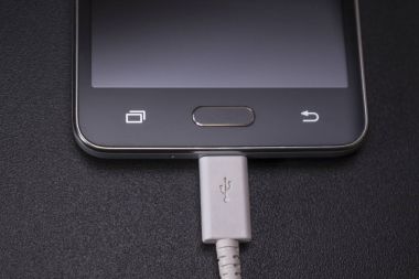 Beyaz kablo siyah zemin üzerine siyah smartphone