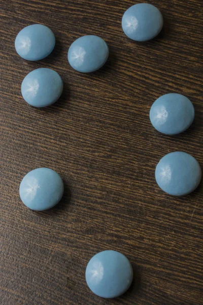 Ein Haufen Blauer Kapselpillen Auf Einem Holztischhintergrund — Stockfoto