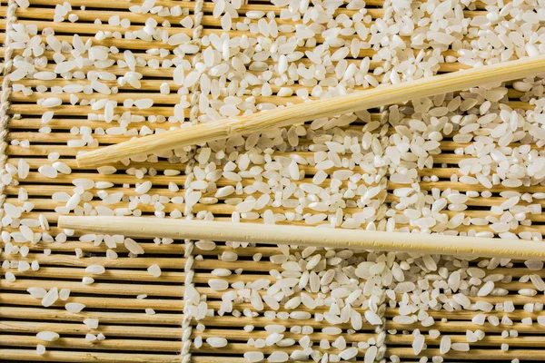 Палочки для еды из суши и рис — стоковое фото