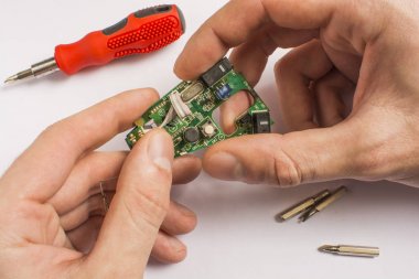 elinde bir tornavida ile beyaz zemin üzerine kurulu