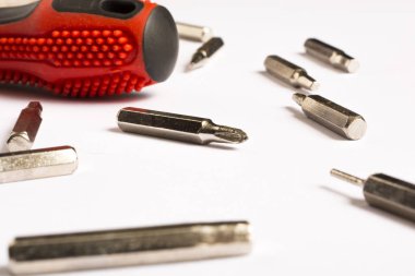 Kırmızı tornavida, beyaz arka plan