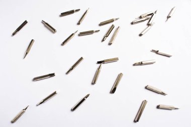 Beyaz arka plan üzerinde dağınık Tornavidalar için bit