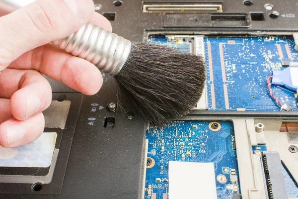 Clean the notebook system from dust and dirt with a brush during maintenance.