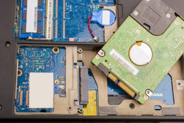 kırık laptop, anakart yetmezliği, sabit sürücü, donanım sorunları, bilgi yedekleme