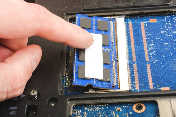 kırık laptop, anakart yetmezliği, sabit sürücü, donanım sorunları, bilgi yedekleme