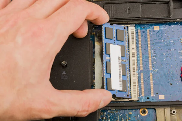 Gebroken laptop moederbord is misschien defect, harde schijf, hardwareproblemen, back-up van gegevens — Stockfoto