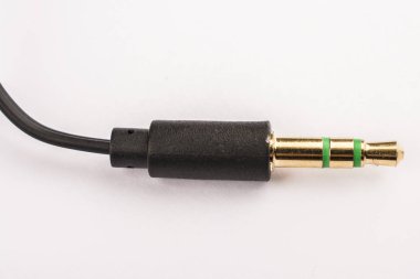 Beyaz bir arka plan üzerinde 3,5 mm kulaklık jakı