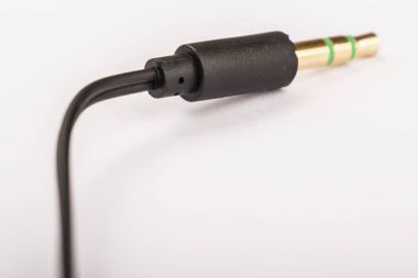 Beyaz bir arka plan üzerinde 3,5 mm kulaklık jakı