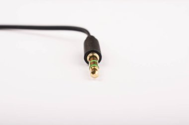 Beyaz bir arka plan üzerinde 3,5 mm kulaklık jakı