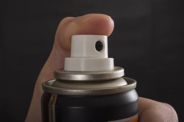 İnsan eli ve püskürtülen ilaç şişe siyah izole yakından görmek