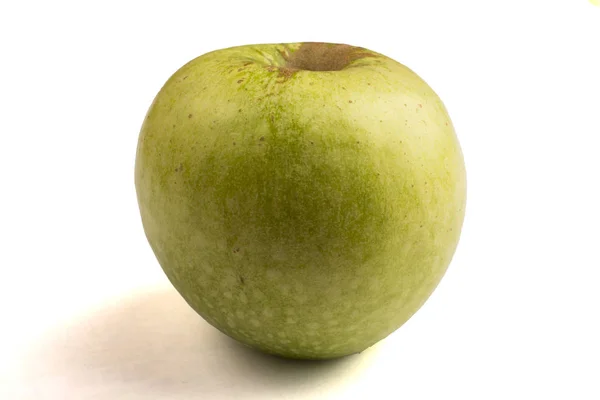 Grönt äpple isolerad på en vit bakgrund — Stockfoto