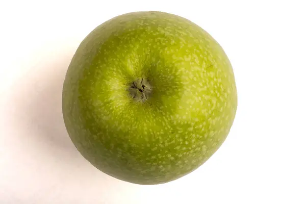 Зеленое яблоко выделено на белом фоне — стоковое фото