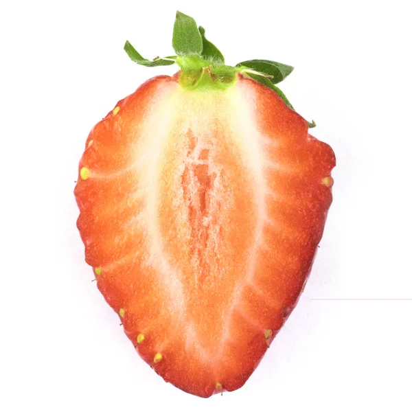 Hälfte der Erdbeere isoliert auf weißem Hintergrund — Stockfoto