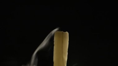 siyah bir arka plan üzerinde yanan mum