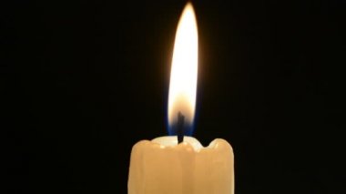 siyah bir arka plan üzerinde yanan mum