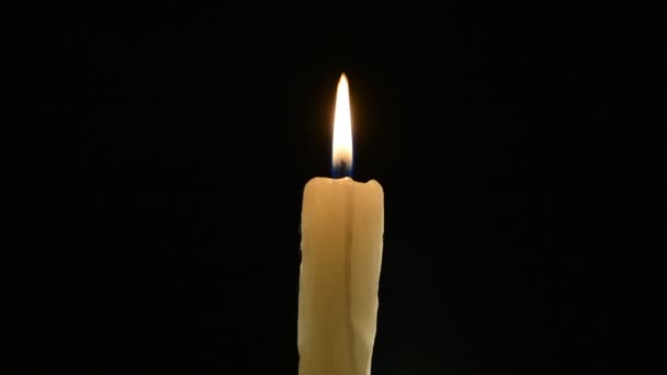 Svíčka hoří na černém pozadí — Stock video