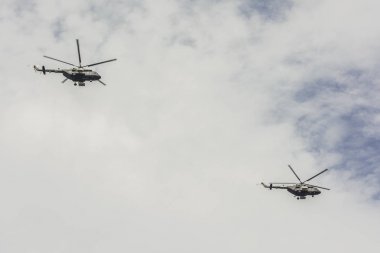 İki Rus Mi-8 helikopter gökyüzü
