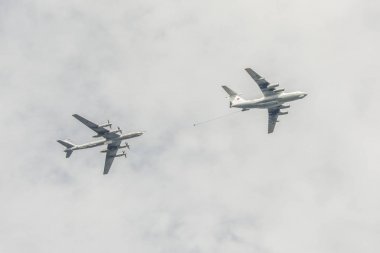 iki Il-78 ve Tu-95 uçaklara karşı bulutlu gökyüzü uçan havada yakıt ikmali