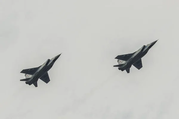 Két repülőgépek mig 31 repülő ellen az égen — Stock Fotó