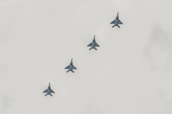 Quatro lutadores polivalentes SU-27 no céu nublado . — Fotografia de Stock