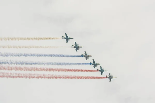 煙のロシア国旗とロシアの飛行機 — ストック写真