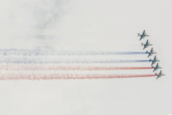 煙のロシア国旗とロシアの飛行機 — ストック写真