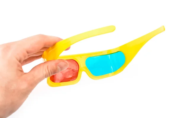 Gelbe Stereobrille in der Hand auf weißem Hintergrund — Stockfoto
