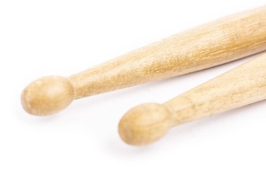 Yalan, beyaz bir arka plan üzerinde izole iki ahşap sopaları