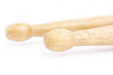 Yalan, beyaz bir arka plan üzerinde izole iki ahşap sopaları