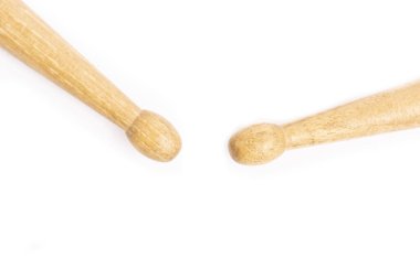 Yalan, beyaz bir arka plan üzerinde izole iki ahşap sopaları