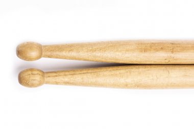 Yalan, beyaz bir arka plan üzerinde izole iki ahşap sopaları