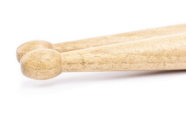 Yalan, beyaz bir arka plan üzerinde izole iki ahşap sopaları