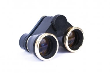 Beyaz arkaplanda izole edilmiş klasik dürbünler