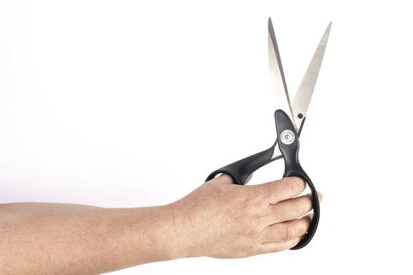 Рука с черными ножницами на белом фоне — стоковое фото