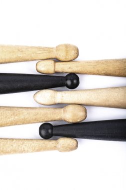 birçok davul sopa-in iki renk izole